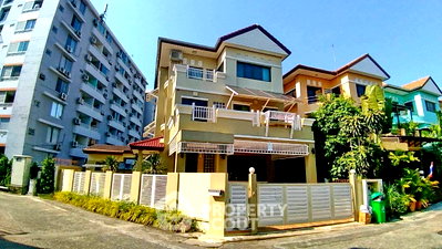 Houses for rent Bangkok : 4-BR House near MRT Huai Khwang (ID 3321368)