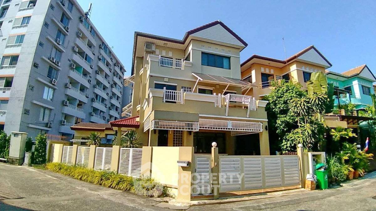 picture 4-BR House near MRT Huai Khwang (ID 3321368) - 1/7