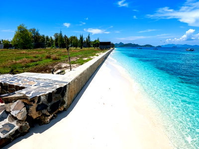 Land for sale Kui Buri Prachaubkirikhan : Urgent Sale! Beachfront Land in Kui Buri District, Prachuap Khiri Khan Province, size 2 rai. The land is level with the road.