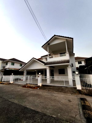 Houses for rent Chiang Mai :  Two storey house for rent with 4 bedrooms,2 toilets and 2 kitchens. 