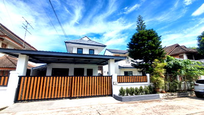 Houses for sale Chonburi : Newly renovated, beautiful, and inviting detached house for sale in Suk Kamon Village, Si Racha, Chonburi.