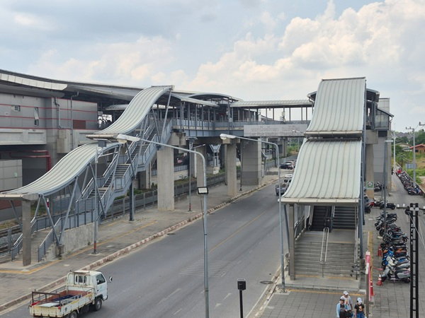รูป ให้เช่าบ้านแฝด พหลโยธิน วิภาวดี ใกล้สถานีรถไฟฟ้าสายสีแดง เดินทางสะดวกสบายใกล้สนามบินดอนเมือง และ ห้างฟิวเจอร์พาร์ครังสิต - รูปที่ 14/17