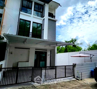 Townhouses for rent Bangkok : 204 Sqm 3-BR Townhouse Near BTS On Nut, Khlong Toei (ID 3324290)