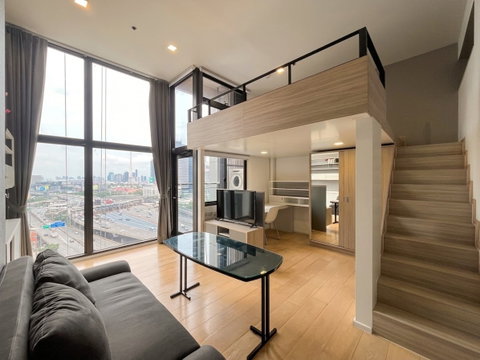 🏙️ For Rent | Chewathai Residence Asoke . ✨ 2-level Loft unit in the heart of Asoke–Rama 9; close to 3 mass transit stations. Fully Furnished 🧳