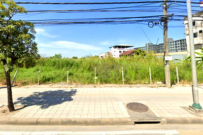 ขายที่ดิน : ขาย ที่ดิน ติดถนนฉลองกรุง 24 ไร่ 3 งาน 64 ตรว เหมาะทำโครงการจัดสรร