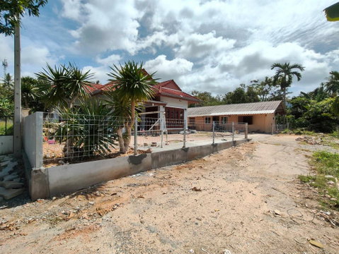 Call : 099-359-4236 Two houses with land area 115 sq.wa, Location in Taling Ngam, Koh Samui, Surat Thani, Near Sri Fah Fresh Market