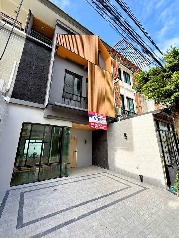 รูป ทาวน์โฮม 3 ชั้น รีโนเวทใหม่ สวย พร้อมเข้าอยู่ เดินทางง่ายมาก - รูปที่ 3/43