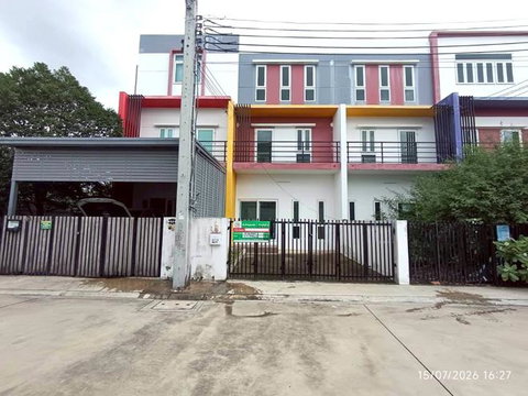 ทาวน์เฮ้าส์ 23.2 ตร.วา เดอะแฮปปี้เนส วัดลาดปลาดุก บางบัวทอง นนทบุรี 2.6M