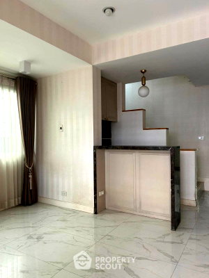 Townhouses for rent Bangkok : 3-BR Townhouse in Sam Sen Nok (ID 3328216)