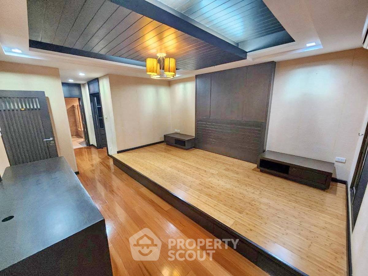 picture 4-BR House near MRT Huai Khwang (ID 3321368) - 4/7