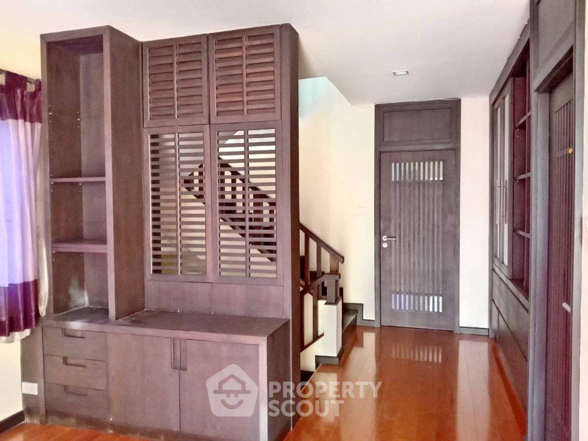 picture 4-BR House near MRT Huai Khwang (ID 3321368) - 2/7