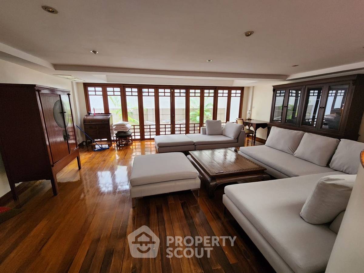 picture Pet-Friendly 4-BR Townhouse 425 Sqm Phrom Phong MRT Sukhumvit (ID 1521845) - 1/16
