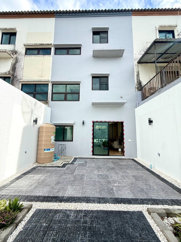 รูป ทาวน์โฮม 3 ชั้น รีโนเวทใหม่ สวย พร้อมเข้าอยู่ เดินทางง่ายมาก - รูปที่ 14/43
