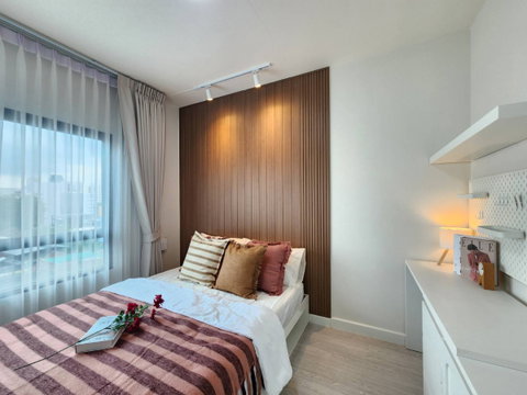 Condo in Ratchada area near MRT, convenient transportation, fully furnished and ready to move in.
