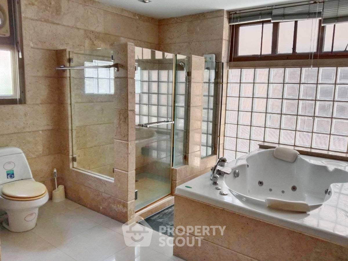 picture 4-BR House near MRT Huai Khwang (ID 3321368) - 3/7