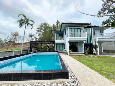 🏡🏊‍♂️✨ให้เช่าบ้านพูลวิลล่าสองชั้น เชียงราย 4 ห้องนอน พร้อมสระว่ายน้ำส่วนตัว เพียง 45,000 บาท/เดือน   #5A3-V0006