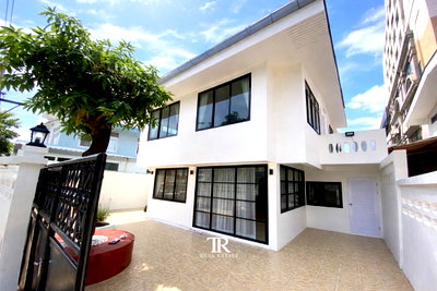 Houses for rent วิทยาลัยพิบูลประชาสรรค์แผนกประถม : House for rent in Huai Khwang - Sutthisan | 5 bed | 3 bath | 50 sq.wa | 4 park | Pets allowed | 💰 80,000 THB/month | LINE: @944hjngx | code: UE0085