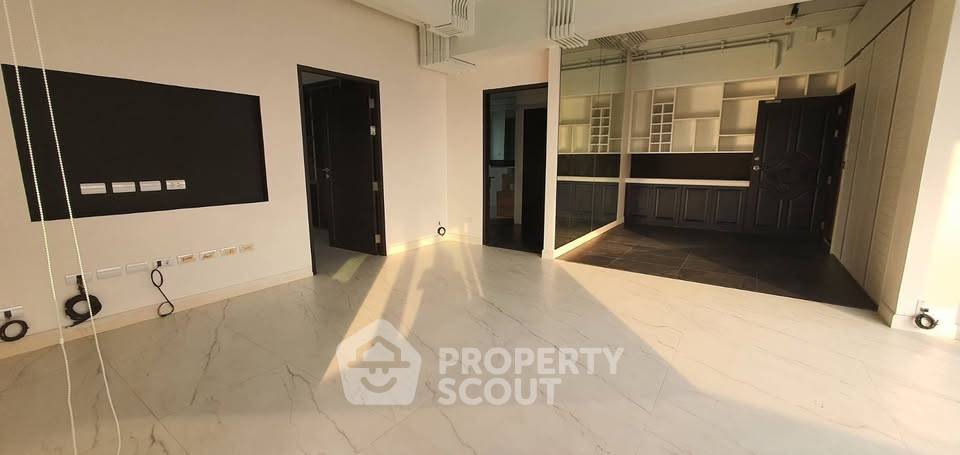 picture 2-BR Sun Palace Condominium In Bang Kapi, Huai Khwang (ID 3333577) - 2/4