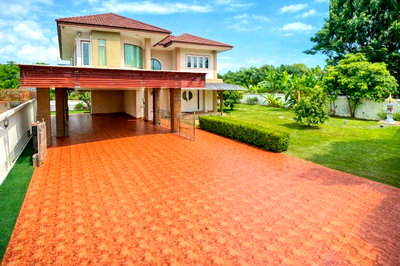 Houses for rent Suwannaphum International Airport : 			Krungthep Kreetha4-10 Ready-to-move-in 2-story detached house 84,999Baht-month. 4-5bed 3bath 200sq.w          