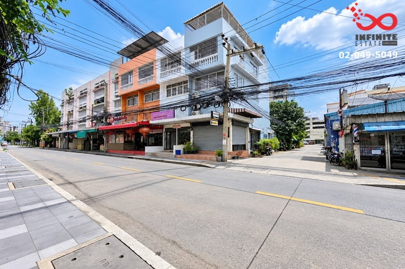 ขายอาคารพาณิชย์ 4 ชั้น หลังมุม ซอยลาดพร้าว 122 ติดถนน พร้อมผู้เช่า ใกล้ MRT มหาดไทย