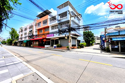 อาคารพาณิชย์ กรุงเทพมหานคร : ขายอาคารพาณิชย์ 4 ชั้น หลังมุม ซอยลาดพร้าว 122 ติดถนน พร้อมผู้เช่า ใกล้ MRT มหาดไทย