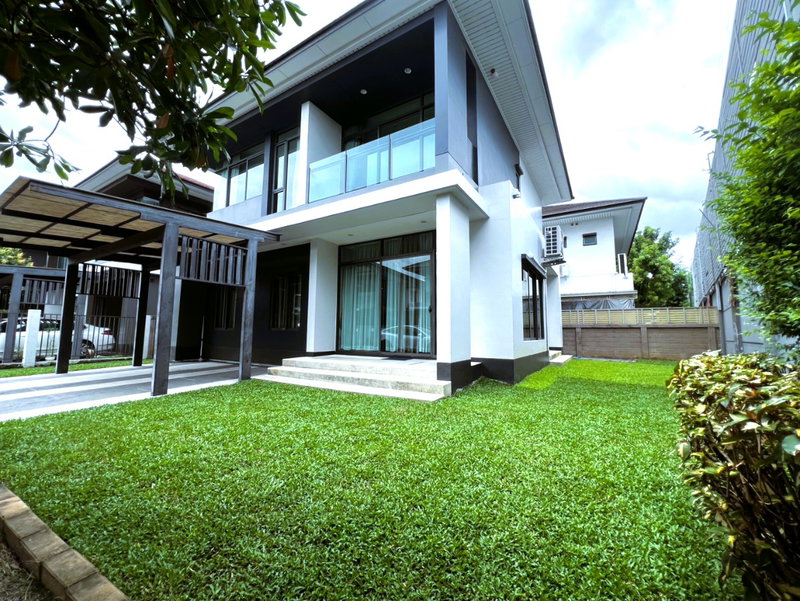 บ้านเดี่ยวให้เช่า : KH0340 ให้เช่าบ้านเดี่ยวหรู 2 ชั้น โครงการ เศรษฐสิริ กรุงเทพกรีฑา ซอย ประชาร่วมใจ ใกล้โรงเรียนนานาชาติไบรตันและเวลลิงตัน  สามารถเลี้ยงสัตว์ได้