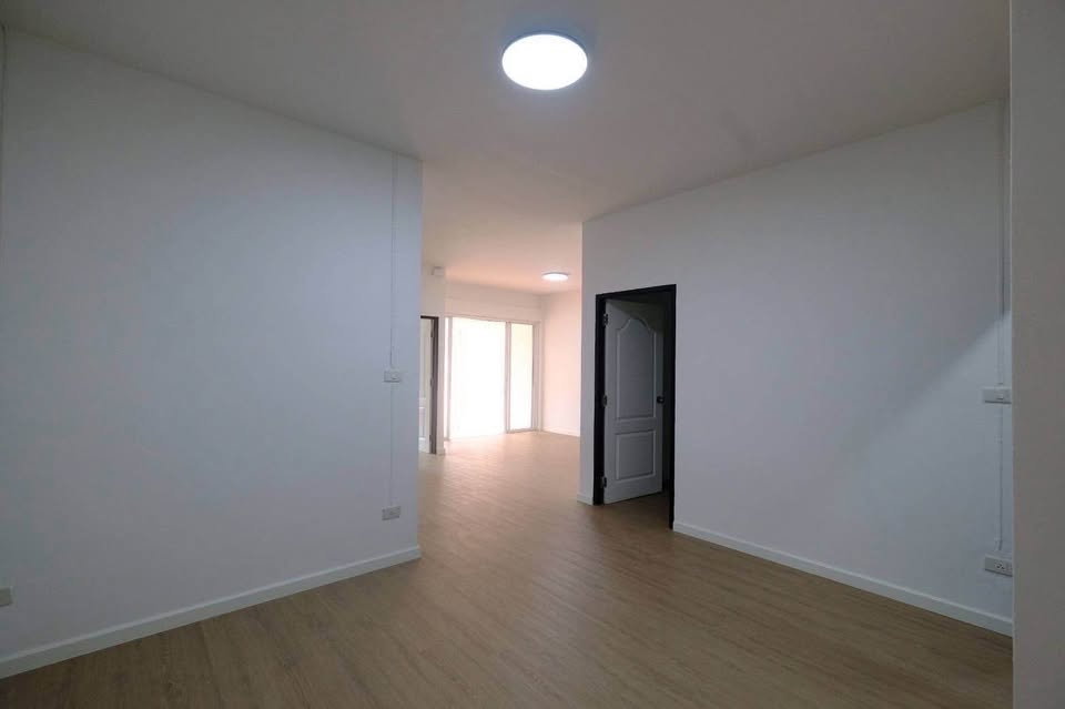 picture Single-Storey Townhouse for Sale in San Phi Suea, Mueang Chiang Mai — THB 1.75 Million - 9/11