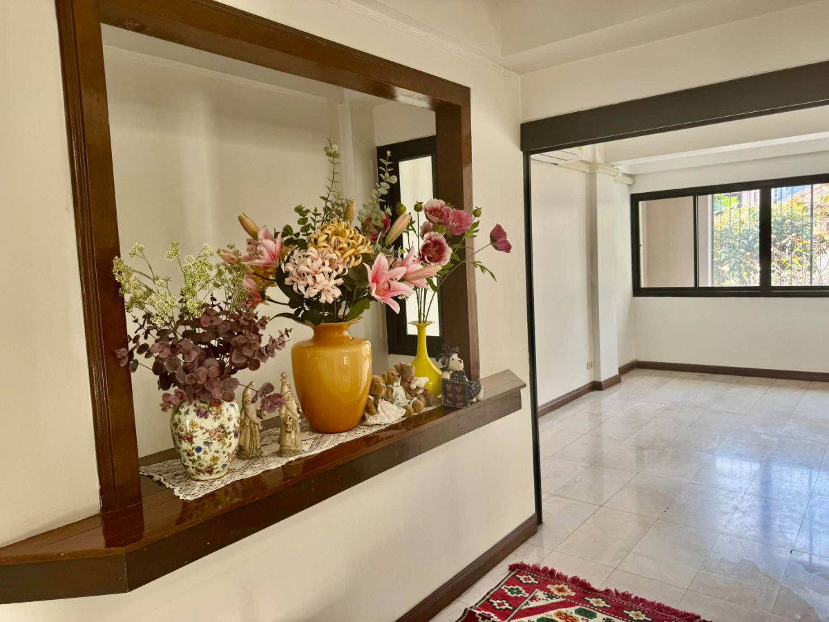 รูป LTH16165 - Spacious Home Office FOR RENT Sukhumvit 4 | 500+ sq.m. | 4 Fl + Rooftop | 8 Rooms | 5 Baths | 4 Parking | 150K - รูปที่ 1/9