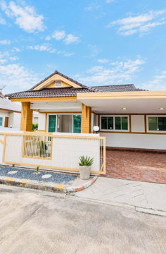 Minimalist-style detached house with a warm color scheme for sale The Bliss Village, Bueng, Si Racha, Chonburi.