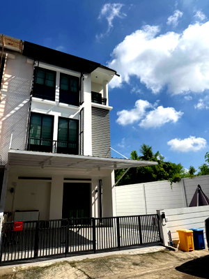 Townhouses for rent Bangkok : 🏡✨ TOWNHOME FOR RENT | Areeya Mandarina Sukhumvit 77 (K237)
🌟 End unit with extra side space
🛋️ New furniture | Fully furnished & ready to move in