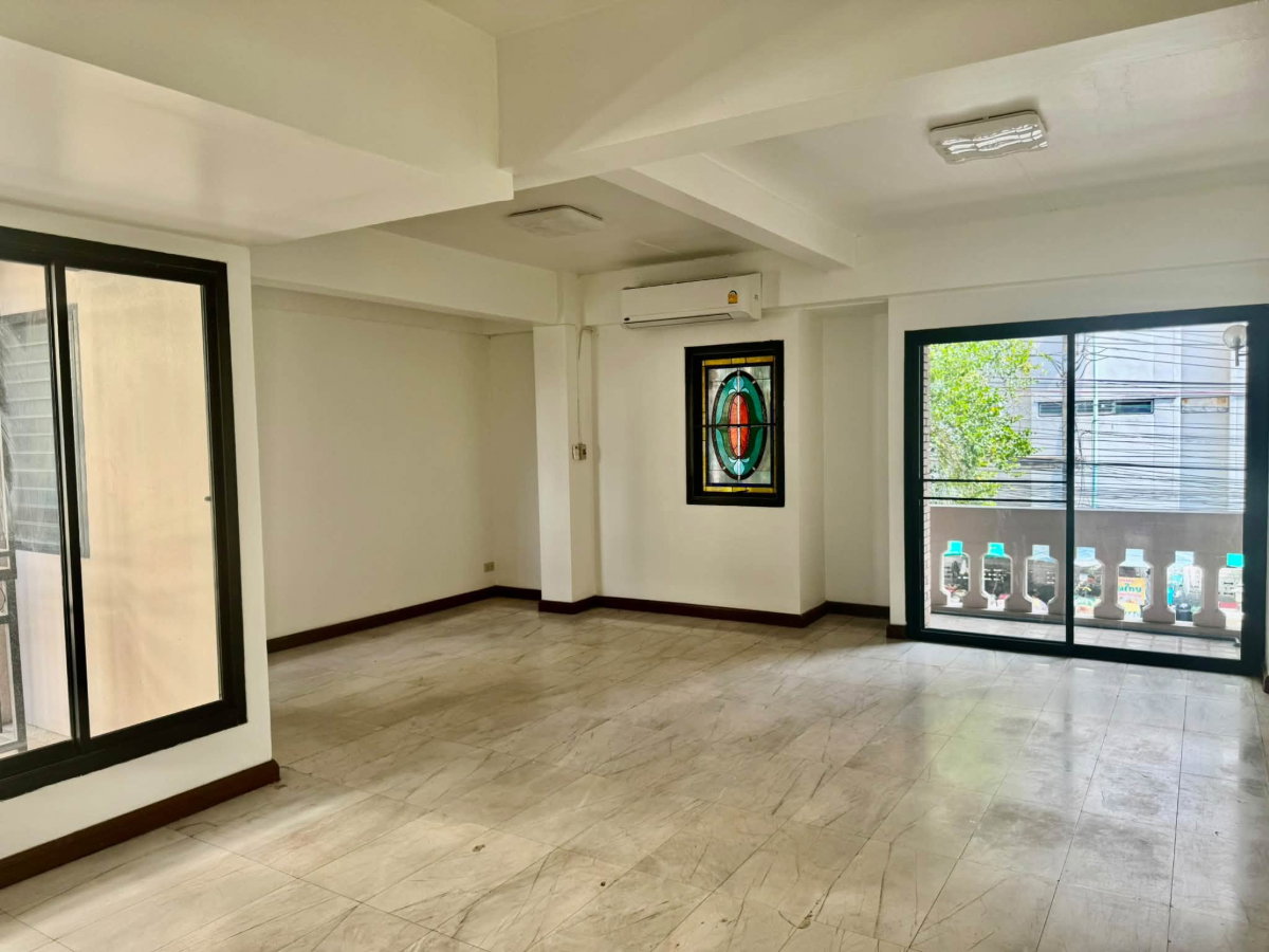 รูป LTH16165 - Spacious Home Office FOR RENT Sukhumvit 4 | 500+ sq.m. | 4 Fl + Rooftop | 8 Rooms | 5 Baths | 4 Parking | 150K - รูปที่ 2/9