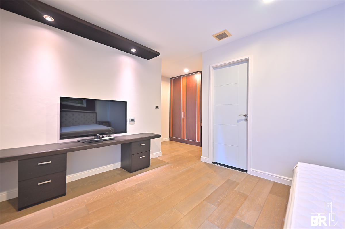 picture The Crest Sukhumvit 24 Condo Near MRT to Save More Time near BTS Phrom Phong - 1/10