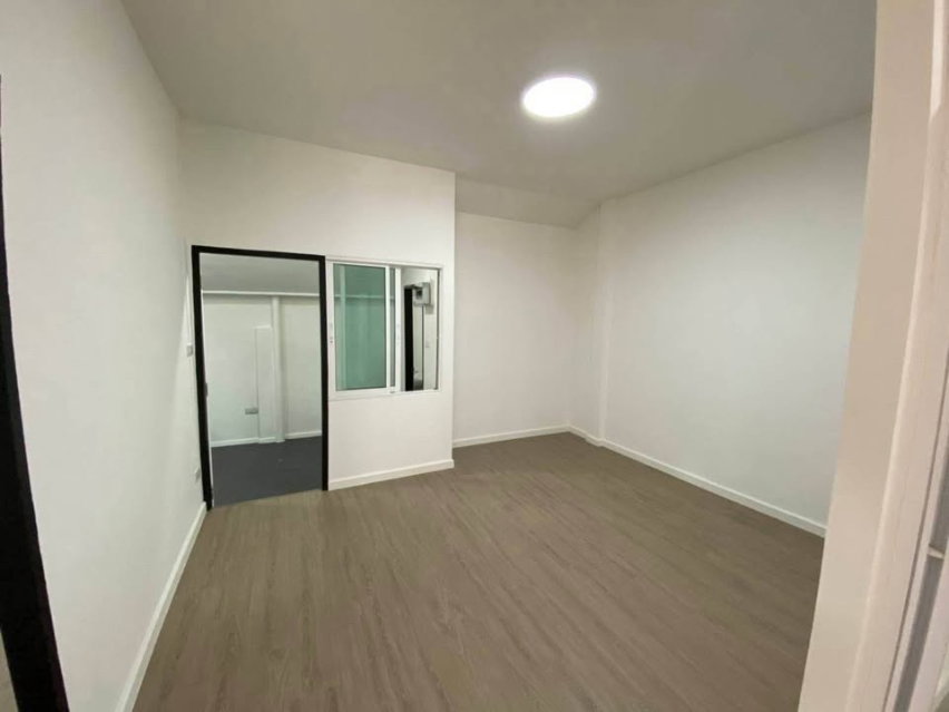 picture Single-Storey Townhouse for Sale in San Phi Suea, Mueang Chiang Mai — THB 1.75 Million - 3/11