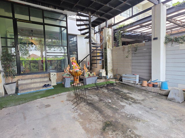 picture L260145 | 3-story townhome for sale, located right on the road in Soi Ratchada 32. Excellent location with a solid structure. - 10/13