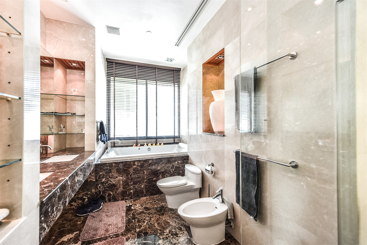 picture Le Raffine Sukhumvit 39 Luxury Unit, Ready for You Without the Wait near BTS Phrom Phong - 3/10