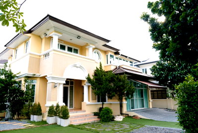 Houses for rent Bangkok : 2-story detached house for rent at Nantawan Suan Luang Rama IX Village. Beautiful, convenient, and ready to move in interest add Line ID: @841qqlnr.