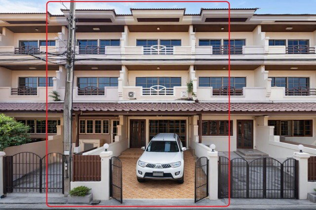 รูป ให้เช่า ทาวน์เฮ้าส์ 5นอน รถไฟฟ้า MRTสายสีส้ม ราษฎร์พัฒนา 1.2กม. มิสทีน รร.เตรียมอุดมศึกษาน้อมเกล้า ลด60% ทาวน์โฮม 3 ชั้น - รูปที่ 2/8