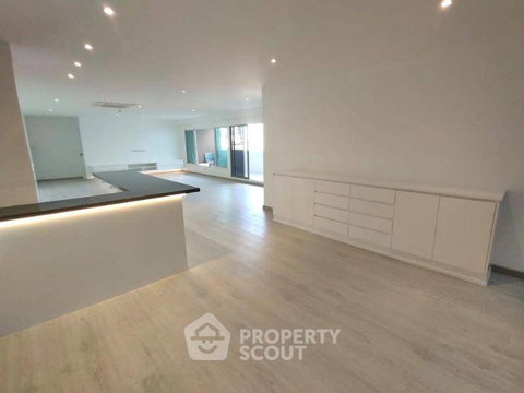 2-BR Condo at Silom Condominium near BTS Sala Daeng (ID 2834314)