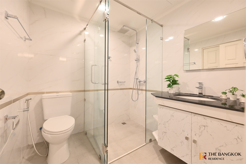 M Tower Sukhumvit 35 near BTS Phrom Phong Condo in Great Location, Ready-to-move-in