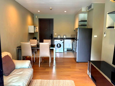 Condos for rent : Newly Renovated 2 Bed 2 Bath Corner Unit (54 sq.m.) | 2nd Floor with Direct Stairs Access to Parking | Fully Furnished & Equipped 
