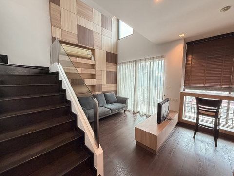 Urgent sale, Ideo Q Phayathai, Duplex room, 1 bedroom, 2 floors, hard to find, high ceilings, fully furnished, next to BTS & ARL Phayathai.