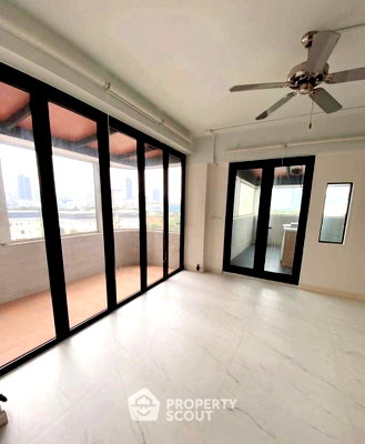 Condos for sale : 2-BR Sun Palace Condominium In Bang Kapi, Huai Khwang (ID 3333577)