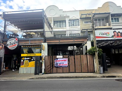 โฮมออฟฟิศ กรุงเทพมหานคร : L260145 | ขายทาวน์โฮม 3 ชั้น ติดถนน ซ.รัชดา32 ทำเลดีเยี่ยม โครงสร้างแข็งแรง เหมาะกับทำคลินิค ออฟฟิศ ลงทุนในอนาคต