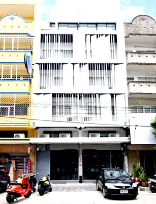 Shophouses for rent Nonthaburi : 			Never Using MRT Thaima 350m. 2Units 5.5story Showroom building for rent 4bed 4bath near PhraNangklao Hospital 1.5km. 45sq.wa. 885sq.m.          