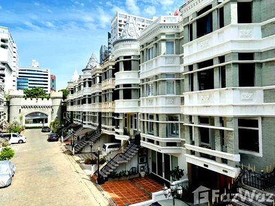 Townhouses for rent Sukumvit 19 : 4 Bedroom Townhouse for rent in Khlong Toei Nuea, Bangkok  6802352