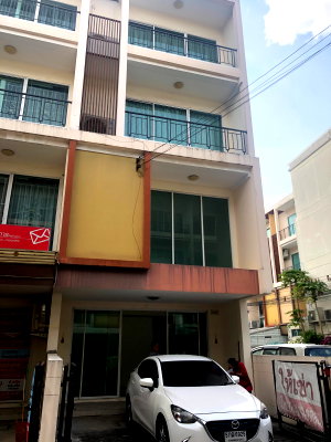 Townhouses for rent Ladkrabang Road Road : Townhome for rent near a parcel drop-off point, 15-minute drive to Suvarnabhumi Airport.