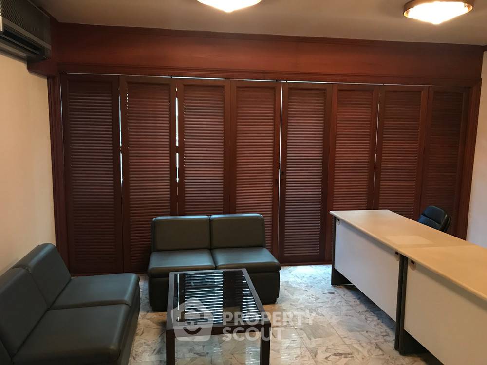 picture Great Value 1-BR Saranjai Mansion Condominium Near BTS Nana (ID 386864) - 1/12