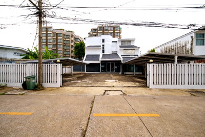 Shophouses for rent วิทยาลัยเสนาธิการทหาร : #OHR21 For Rent: Office Building with ample parking (over 10 cars) 📍 Near MRT Lat Phrao & Phaholyothin (Walking distance)