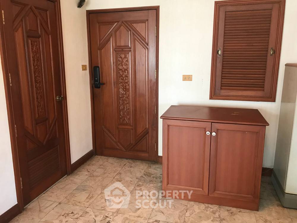 picture Great Value 1-BR Saranjai Mansion Condominium Near BTS Nana (ID 386864) - 3/12