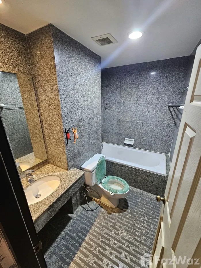 picture A condo in the heart of Silom area 6802832 - 8/12